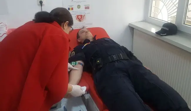 Foto Jandarmii olteni au donat sânge pentru o tânără din Slatina, diagnosticată cu o formă de cancer