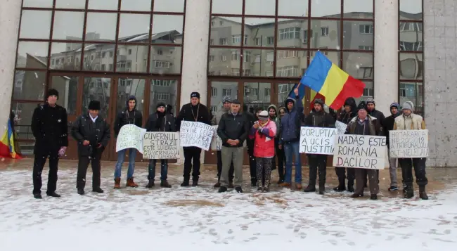 Foto FOTO&VIDEO. Localnicii din Nadăş, satul pierdut de locuitori în instanţă, un nou protest în faţa Tribunalului Olt
