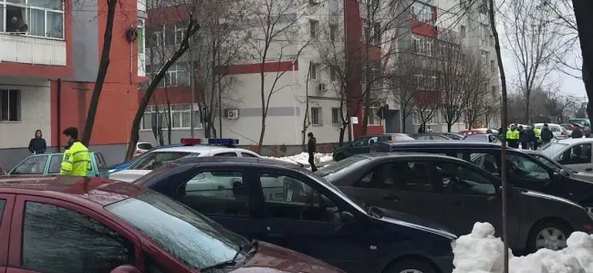 Foto FOTO. Încătuşaţi de poliţiştii din Slatina, după ce n-au oprit la semnal şi au lovit mai multe maşini parcate