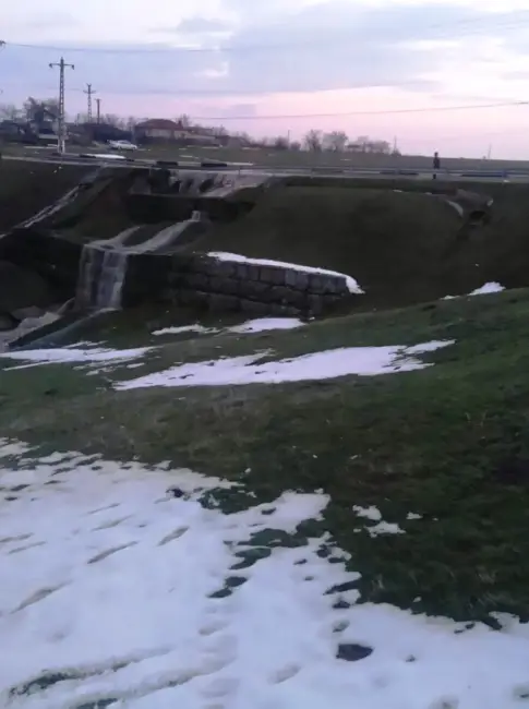 Foto Drumul DJ 679B, închis în comuna Văleni. Acostamentul a fost erodat de apă provenită din topirea zăpezii