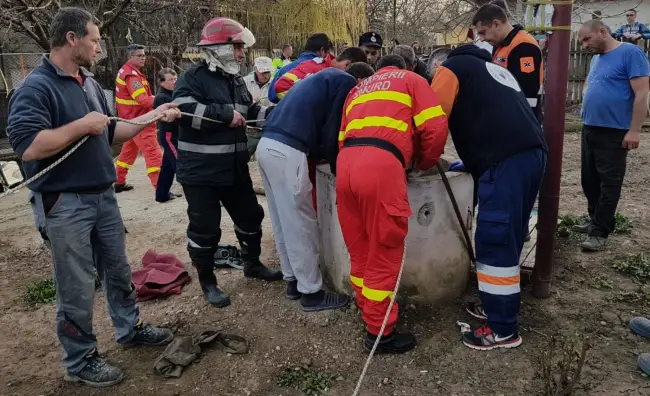 Foto FOTO&VIDEO. Salvată de pompieri după ce s-a arucat în fântâna din gospodărie, la Studina
