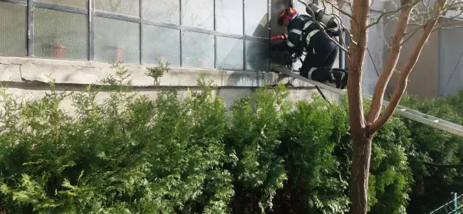 Foto FOTO&VIDEO. Balcon distrus de un incendiu izbucnit de la o lumânare