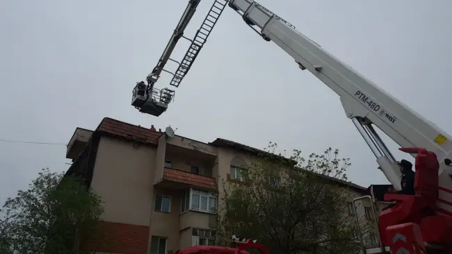 Foto FOTO&VIDEO. Un bărbat din Scorniceşti a ajuns la spital după ce a căzut de pe acoperișul unui bloc, în podul clădirii