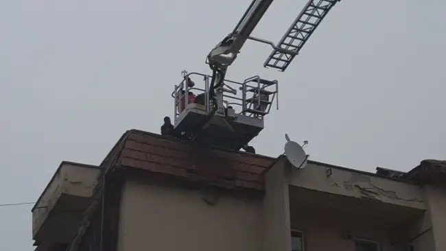 Foto FOTO&VIDEO. Un bărbat din Scorniceşti a ajuns la spital după ce a căzut de pe acoperișul unui bloc, în podul clădirii