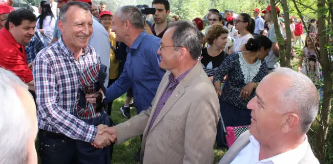 Foto FOTO. Membrii şi simpatizanţii PSD Olt au sărbătorit 1 Mai la pădure