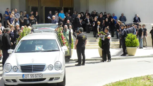 Foto Poliţistul Bogdan Dumitrescu, înmormântat cu onoruri militare