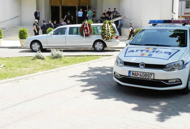 Foto Poliţistul Bogdan Dumitrescu, înmormântat cu onoruri militare