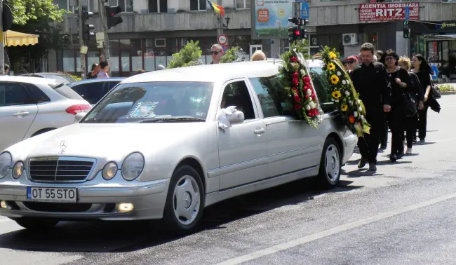 Foto Poliţistul Bogdan Dumitrescu, înmormântat cu onoruri militare