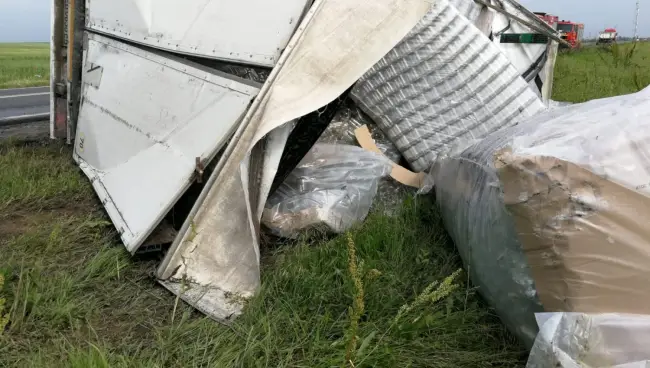 Foto FOTO&VIDEO. Un TIR s-a răsturnat la Piatra-Olt. Şoferul a scăpat nevătămat