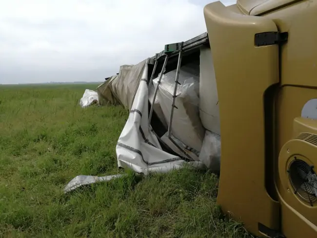 Foto FOTO&VIDEO. Un TIR s-a răsturnat la Piatra-Olt. Şoferul a scăpat nevătămat