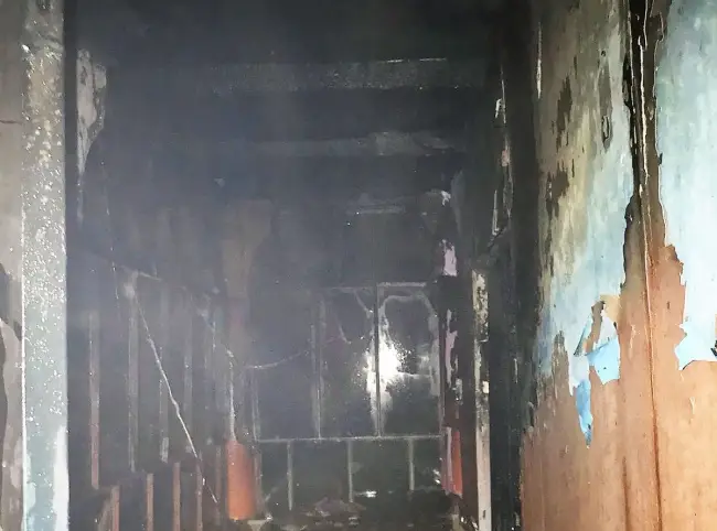 Foto FOTO. Un bărbat a ajuns la spital după ce şi-a dat foc la casă. Spitalizată a fost şi mama sa în vârstă de 70 de ani