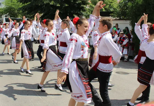 Foto FOTO&VIDEO. „Căluşul Românesc”, la ediţie jubiliară. Slatina, împânzită de copii şi tineri dansatori şi instrumentişti