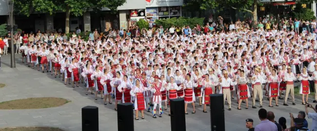 Foto Aproape 2.000 de copii din toată ţara într-o coregrafie care a format numărul 100, la deschiderea Festivalului „Căluşul Românesc” de la Slatina