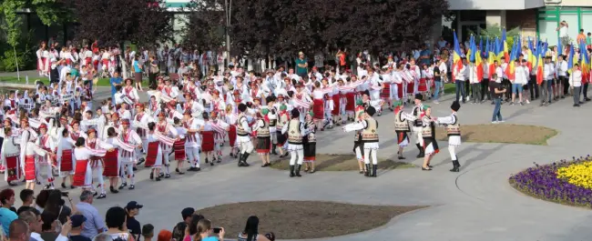 Foto Aproape 2.000 de copii din toată ţara într-o coregrafie care a format numărul 100, la deschiderea Festivalului „Căluşul Românesc” de la Slatina