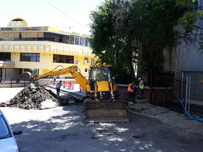 Foto CAO, reparaţii după ce un vechi cămin de canalizare s-a surpat la Slatina. Întreaga reţea din zonă va fi reabilitată