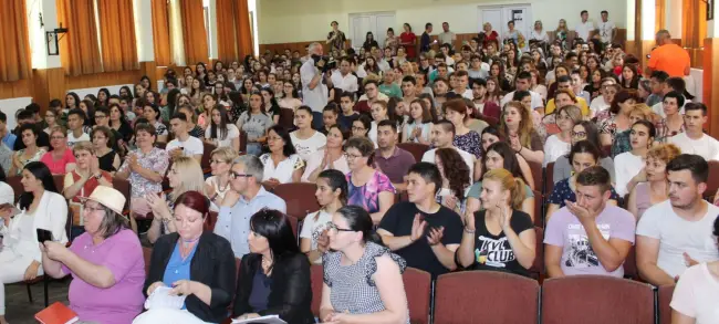 Foto „Informare acasă, siguranţă în lume”. Elevii şi dascălii din Olt, consiliaţi de specialişti ai Ministerului pentru Românii de Pretutindeni