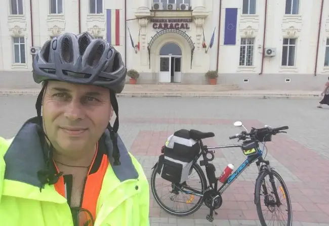 Foto FOTO. Dan Oltean, funcţionarul de la Primăria Corabia care a promovat oraşul pe bicicletă, în cele cinci reşedinţe de judeţ din Oltenia. Peste 500 de kilometri de pedalat