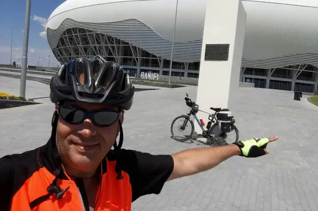 Foto FOTO. Dan Oltean, funcţionarul de la Primăria Corabia care a promovat oraşul pe bicicletă, în cele cinci reşedinţe de judeţ din Oltenia. Peste 500 de kilometri de pedalat