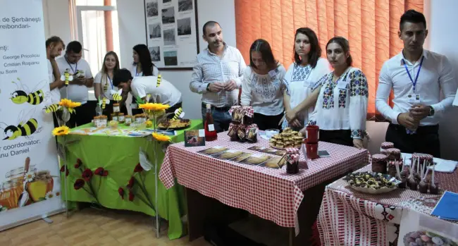 Foto FOTO. Examen inedit. Studenţii USAMV Slatina au încercat să-i convingă pe profesori şi pe invitaţi să cumpere şi să consume produsele promovate de ei 