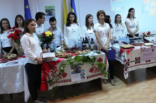 Foto FOTO. Examen inedit. Studenţii USAMV Slatina au încercat să-i convingă pe profesori şi pe invitaţi să cumpere şi să consume produsele promovate de ei 