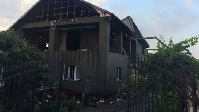 Foto FOTO&VIDEO. Vilă din Coteana, distrusă de un incendiu. Focul a izbucnit de la un scurtcircuit produs la un frigider