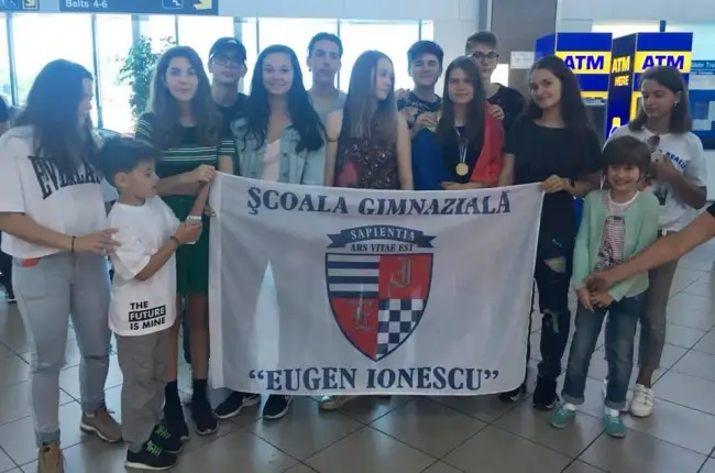Foto FOTO. Campioana balcanică la matematică, Diana Ţolu, primită de colegi şi profesori la revenirea din Grecia