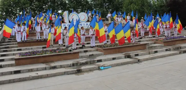 Foto FOTO. „Harta vie” a ţării în jurul logo-ului 3D România 100, la deschiderea Zilelor Slatinei
