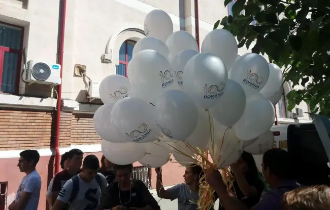Foto FOTO. Elevii de la CT „Alexe Marin” au marcat sfârşitul anului şcolar prin 100 de baloane centenare