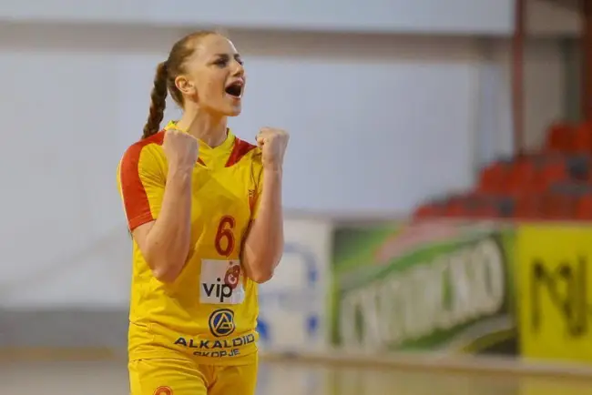 Foto Interul Raluca Dăscălete, de la HCM Slobozia, şi centrul Angela Todorovska, formată de Vardar Skopje, sosită de la Dinamo, ultimele noutăţi la CSM Slatina