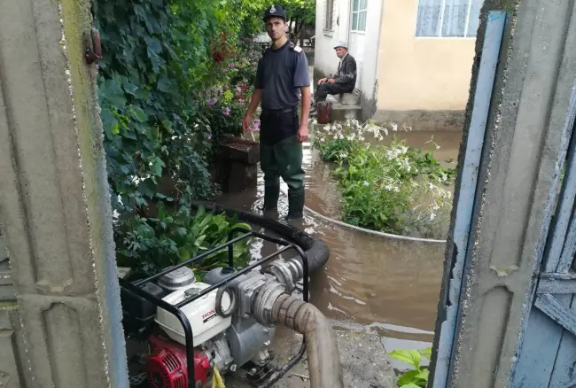 Foto FOTO&VIDEO. Gospodării din Ianca, inundate din cauza ploilor abundente