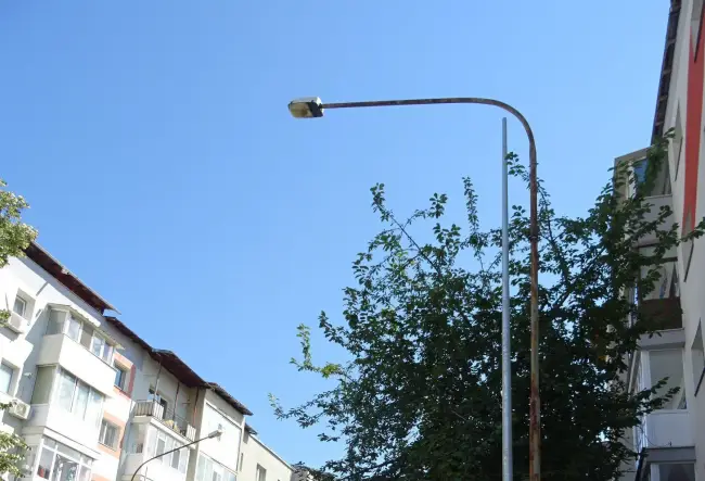 Foto FOTO. Stâlpi noi de iluminat, pe strada Arcului din Slatina