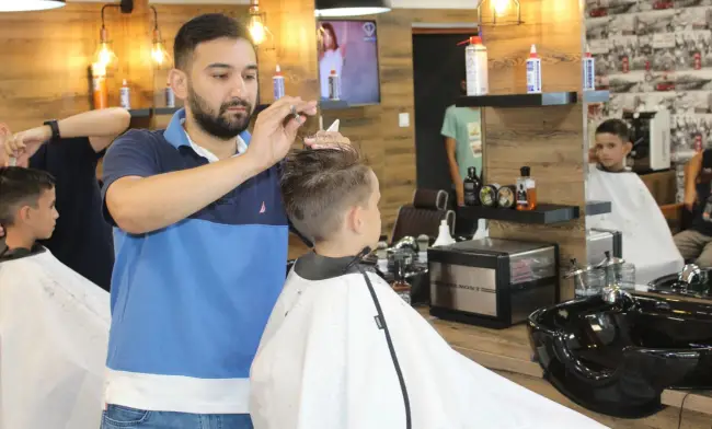 Foto FOTO. Alex Curt, tânărul care a adus la Slatina conceptul de „barber shop”. „Cât am stat în Anglia, m-am gândit să mă întorc acasă”