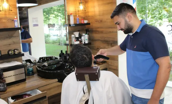 Foto FOTO. Alex Curt, tânărul care a adus la Slatina conceptul de „barber shop”. „Cât am stat în Anglia, m-am gândit să mă întorc acasă”