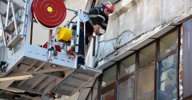 Foto FOTO&VIDEO. Tencuiala de pe un bloc din Slatina, care ar fi putut cădea peste trecători, îndepărtată de pompieri