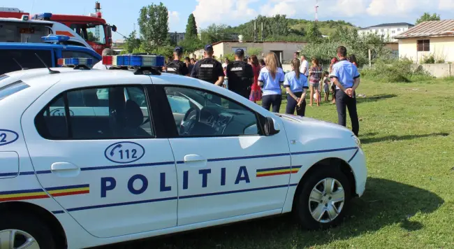 Foto FOTO. Polițiști, jandarmi, medici și pompieri au mers în comunitatea romilor din Slatina pentru a-i familiariza pe copii cu prezența și rolul lor