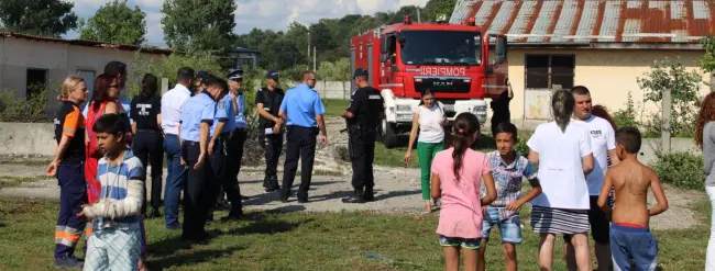 Foto FOTO. Polițiști, jandarmi, medici și pompieri au mers în comunitatea romilor din Slatina pentru a-i familiariza pe copii cu prezența și rolul lor