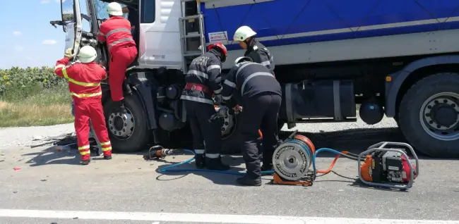 Foto FOTO&VIDEO. Şofer de TIR rămas blocat în cabină, după ce a lovit un alt autocamion, la Pleşoiu