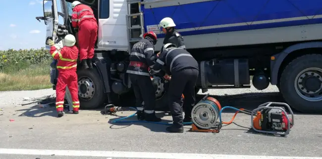 Foto FOTO&VIDEO. Şofer de TIR rămas blocat în cabină, după ce a lovit un alt autocamion, la Pleşoiu