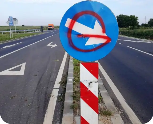 Foto FOTO. Indicatoarele rutiere de pe centura Caracalului, vandalizate. Poliţia îi caută pe suspecţi