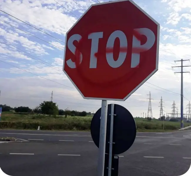 Foto FOTO. Indicatoarele rutiere de pe centura Caracalului, vandalizate. Poliţia îi caută pe suspecţi