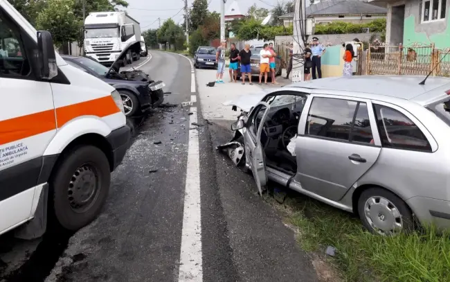 Foto Accident la ieşirea din Balş, spre Craiova. Şase victime implicate, cinci transportate la UPU Slatina. Traficul este blocat
