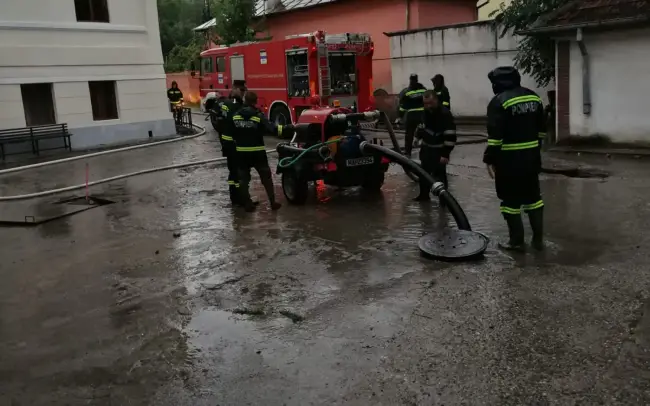 Foto FOTO&VIDEO. Mai multe străzi din Slatina și sediul Registrului Comerțului, inundate