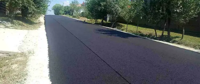 Foto Primul strat de asfalt, pe ulițele din Valea Mare, în cadrul proiectului care cuprinde asfaltarea a 13 kilometri