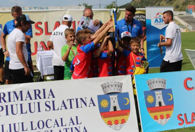 Foto FOTO&VIDEO. Performerii Slatina Junior Cup, la cele cinci categorii de vârstă, premiaţi pe Stadionul „1 Mai”