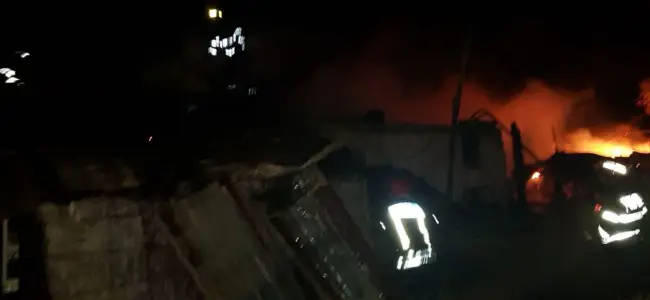 Foto FOTO&VIDEO. Două persoane rănite după ce locuința lor a fost cuprinsă de un incendiu