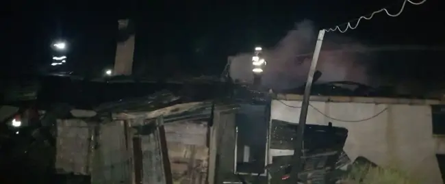 Foto FOTO&VIDEO. Două persoane rănite după ce locuința lor a fost cuprinsă de un incendiu