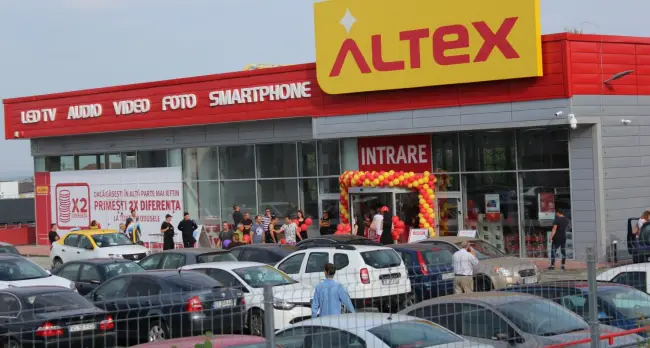 Foto FOTO. Coadă imensă la deschiderea noului magazin Altex din Slatina