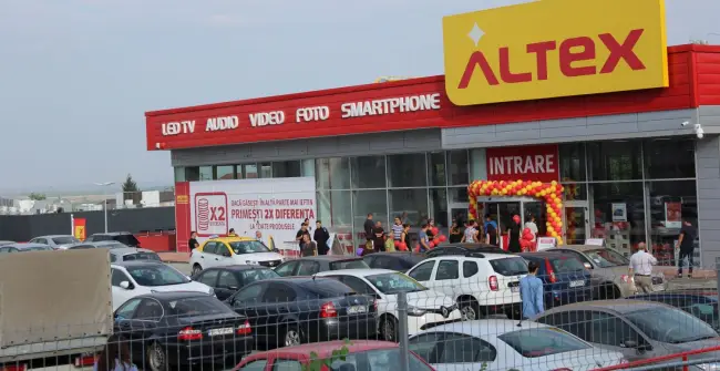 Foto FOTO. Coadă imensă la deschiderea noului magazin Altex din Slatina