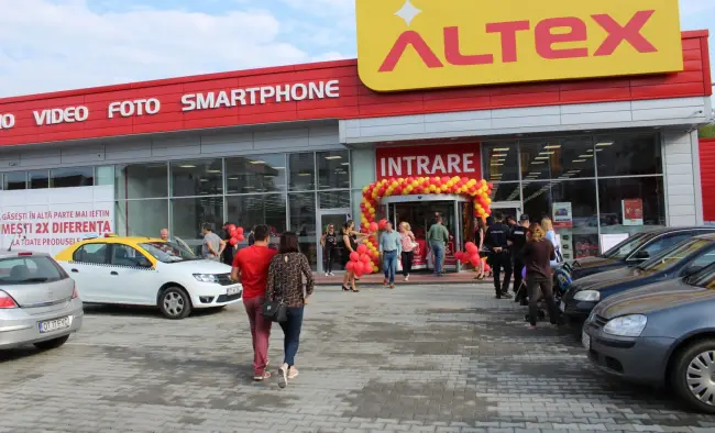 Foto FOTO. Coadă imensă la deschiderea noului magazin Altex din Slatina