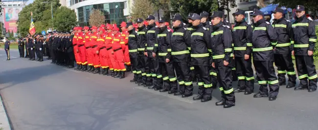 Foto FOTO. De ziua lor, pompierii olteni au demonstrat cum se intervine la un accident rutier cu victime încarcerate